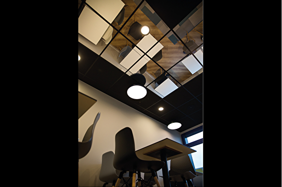 Aménagement de la salle de restaurant : miroir au plafond pour un effet de profondeur