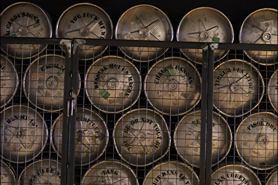 Photographie du mur design en fûts de bière 