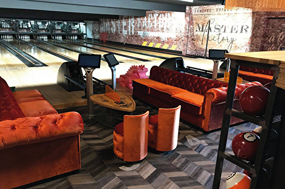 Photographie de l'espace bowling : canapés design et ambiance moderne