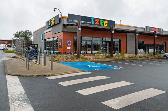 Décoration extérieure du restaurant Izee à Brest, logo aux couleurs du restaurant