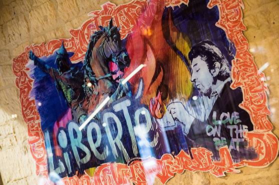 Dessin de Serge Gainsbourg peint au mur du bar