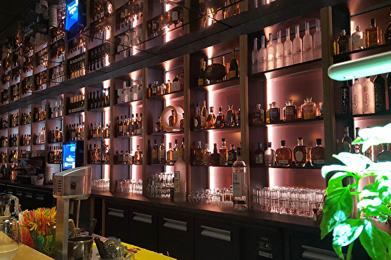 Mur de bouteilles derrière le bar, éclairage moderne