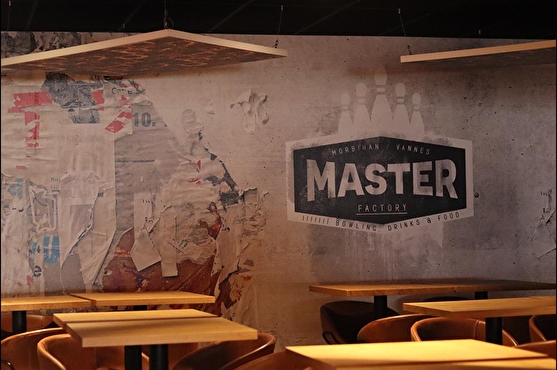 Le mur de la salle principale donne un effet de papier déchiré et on y retrouve le nom du bowling : Master Factory