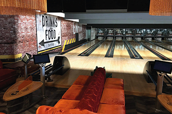 Photographie de l'espace bowling : canapés design et ambiance moderne