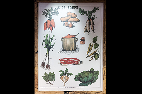 Une illustration du restaurant représente des légumes utilisés pour la soupe.