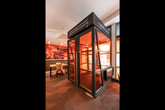 Le sas d'entrée est moderne et rappelle les couleurs du restaurant : orange et gris.