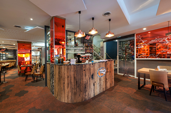 Le comptoir du restaurant est moderne et est fait de bois et de marbre rare. 
