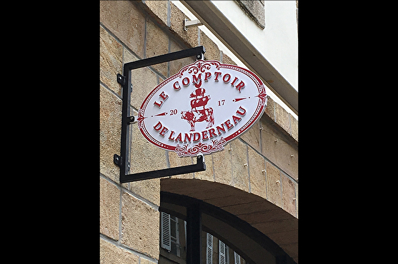 Le restaurant est repérable grâce à son enseigne extérieure qui représente leur logo blanc et rouge.