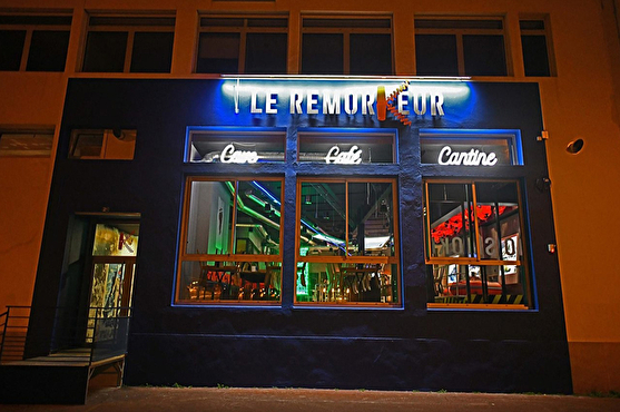 La devanture extérieure du restaurant est peinte en bleu et le nom du restaurant est mis en valeur grâce à l'éclairage