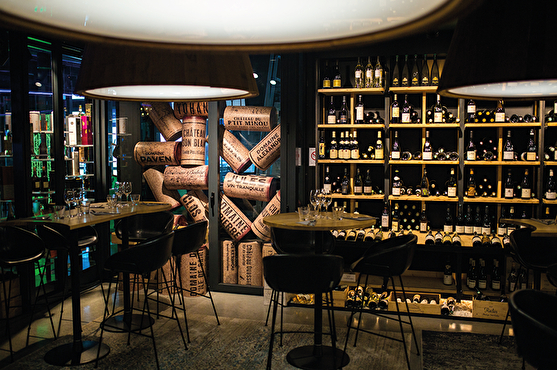 Le restaurant Le Remorkeur possède une importante cave à vin à l'intérieure de laquelle il est possible de se restaurer autour de tables hautes modernes