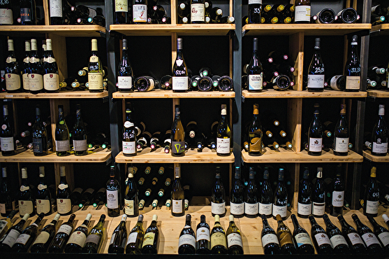 Le restaurant possède une importante cave à vin avec de nombreux choix de vin