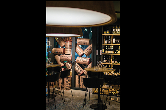 Le restaurant Le Remorkeur possède une importante cave à vin à l'intérieure de laquelle il est possible de se restaurer autour de tables hautes modernes