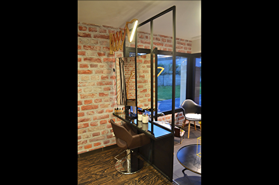Aménagement d'un salon de coiffure : optimisation de l'espace grâce à des verrières de segmentation d'univers