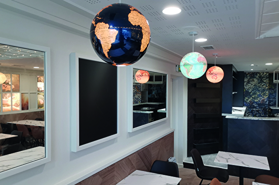 Aménagement dans le but d'agrandir la pièce : miroir au mur et pour gagner en lumière : globes lumineux au plafond