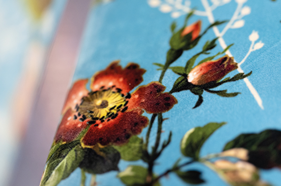 Fleurs imprimer sur une toile de banquette design