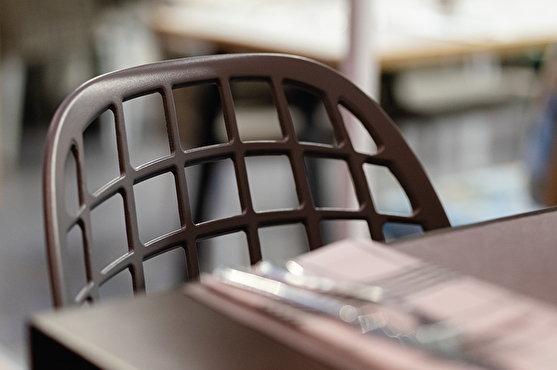 Chaise marron proche de la table en bois massif