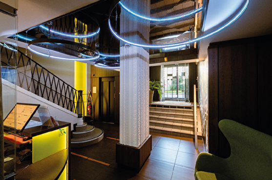 L'entrée de l'Hôtel est très moderne grâce aux couleurs vives et aux luminaires LED XXL